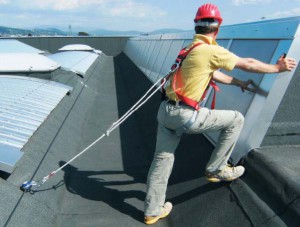 Правила безопасности и средства страховки при ремонте крыши